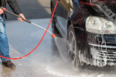 汽车无触碰清洗自助服务。用水和泡沫洗涤
