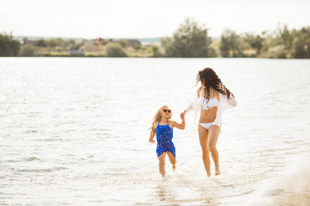 母亲与女儿在水中乐趣