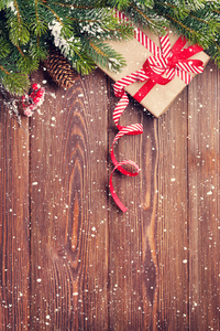 枞树与礼物的圣诞节背景