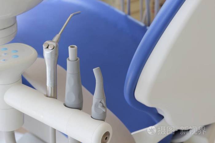 金属的牙医工具.在一家牙医诊所,专门设备
