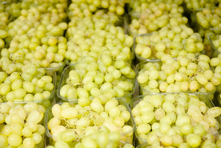 绿色的葡萄在市场