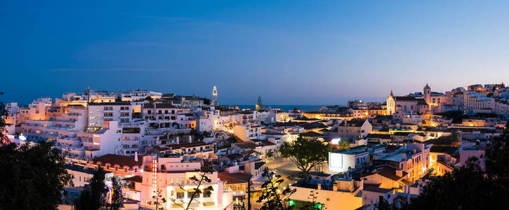 全景, 在葡萄牙的阿尔加维的阿尔加维古城的夜景。阿尔加维是葡萄牙南部阿尔加维地区的海滨城市。