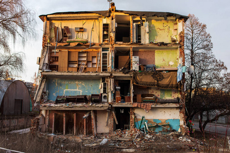 紧急情况 损坏的部分倒塌的房子在乌克兰