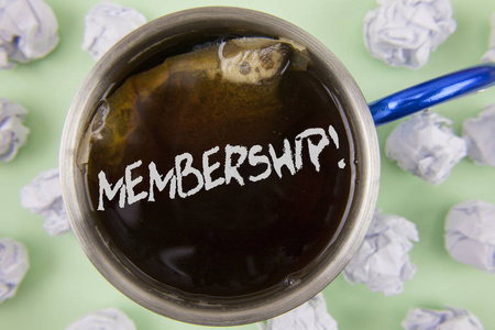 显示成员身份的文本符号。概念照片是组或团队加入组织的成员部分在纯绿色背景下, 在杯内的黑茶中写上了在杯子里的黑色的纸球