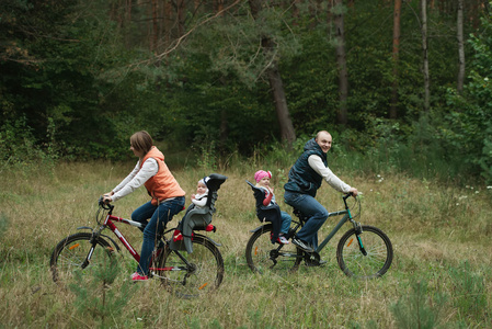 在木材中的快乐家庭骑自行车