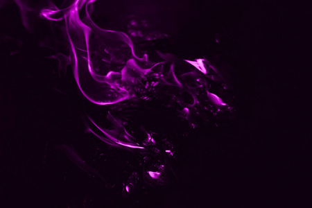 紫罗兰色的火焰。火。夜间烧稻草
