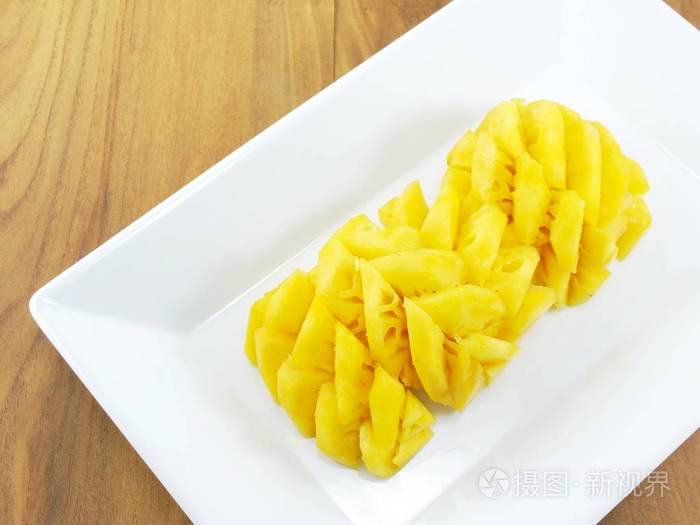孤立在白色背景上的菠萝块