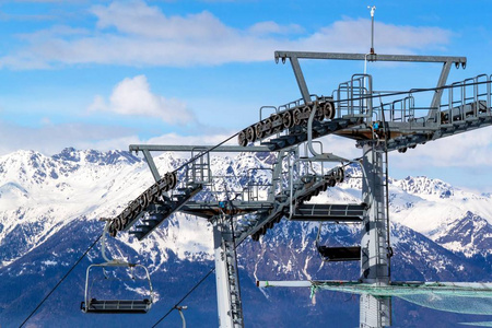 Chairlift 在意大利阿尔卑斯山。在阳光明媚的日子, 在雪山上的椅子升降机