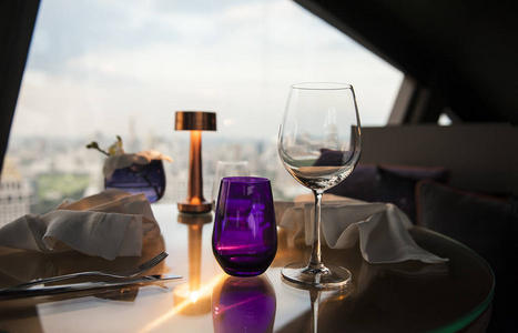餐桌设置在晚宴上, 紫色主题