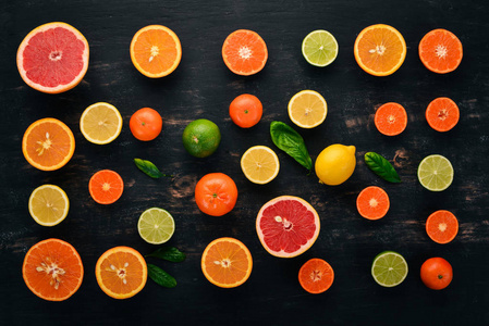 一套柑橘类水果。橘子, 橘子, 葡萄柚, 柠檬。在一个木质的背景。顶部视图。复制空间
