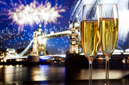 新年庆祝活动中的城市香槟杯和塔 b