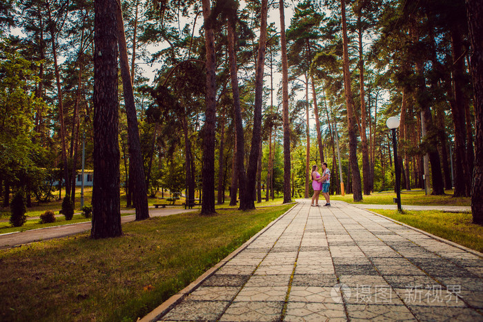 浪漫的年轻情侣接吻背景夏季森林