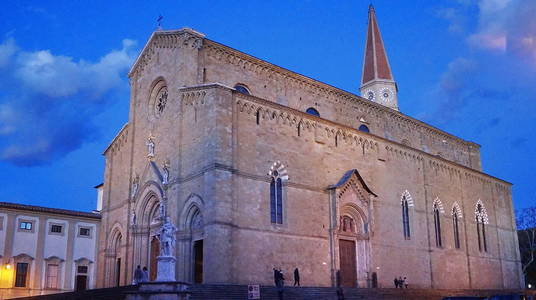 意大利托斯卡纳之夜的阿雷佐大教堂门面