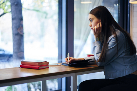 女青年作文写作思想思考照片