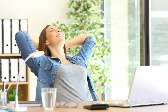 企业家在办公室休息