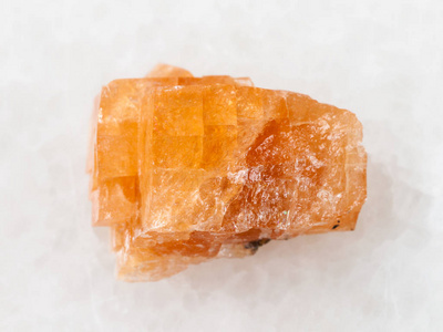 白色 Chabazite 宝石的原结晶