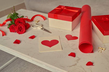 爱礼物包裹与卷纸和花束玫瑰
