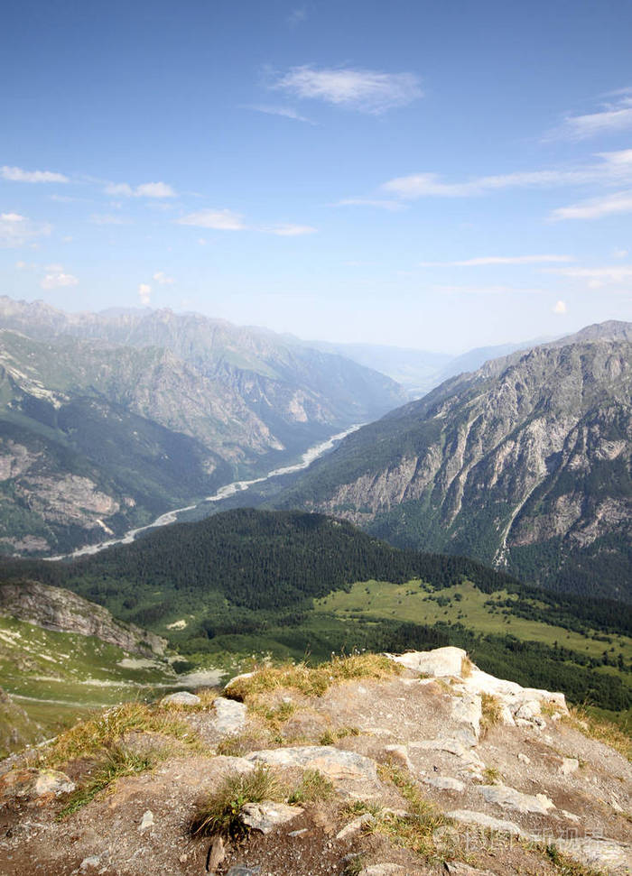 夏日风景的山景