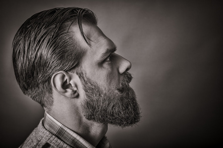 灰色欧美壁纸一个英俊的年轻男子与复古的外观,侧面特写镜头照片