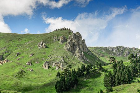 从徒步小径到 Naki 高原的高山和高山草甸景观 Adygea