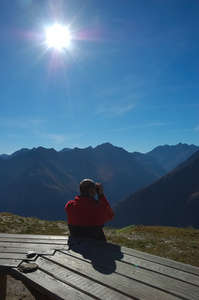 男人看着高山全景