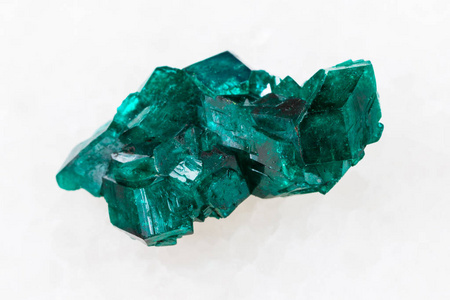 白色宝石的粗 Dioptase 晶体