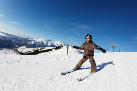孩子在一个斜坡上滑雪