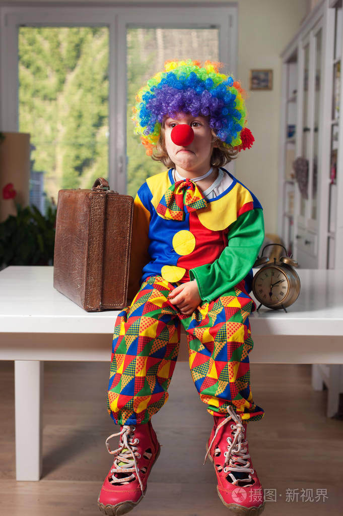 扮成小丑的小男孩wiy不幸的表情