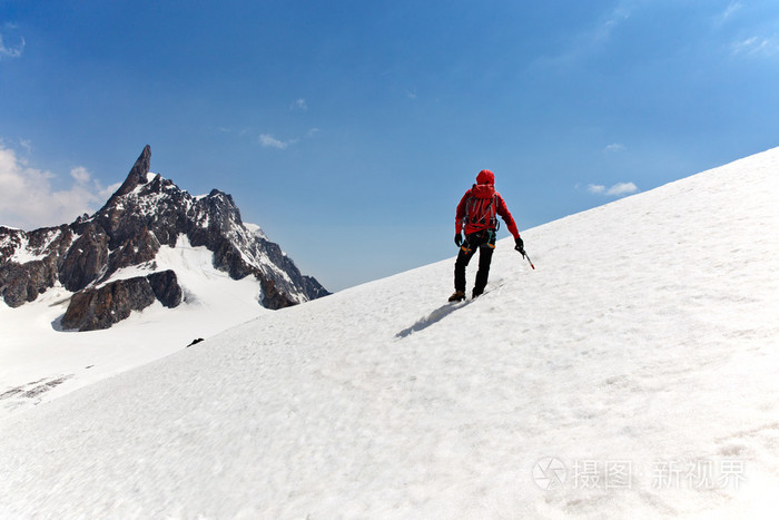 路上的一个男性登山者登上山顶