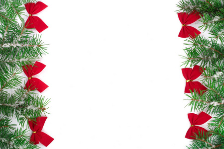 带雪和红色蝴蝶结的冷杉树枝圣诞框架在白色背景下与文本的复制空间隔离