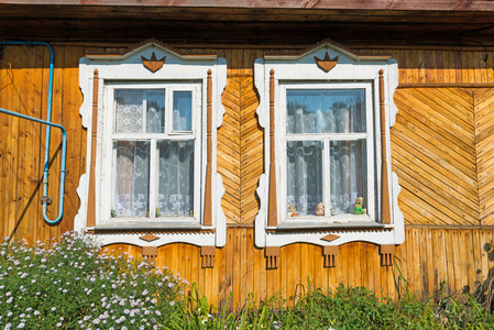 古老的俄罗斯乡村小屋雕刻的窗口
