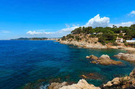 夏季海岩石海景西班牙。