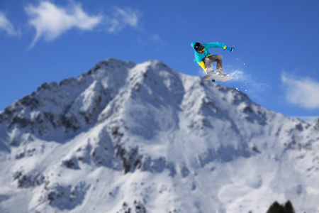 在山上飞滑雪板