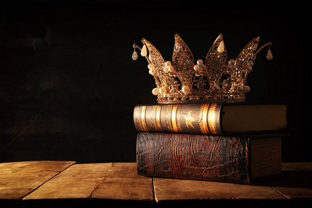 在旧书上的美丽皇后国王皇冠的低调形象。梦幻中世纪时期。选择性聚焦