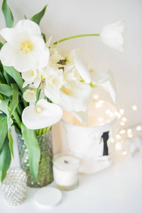 在花瓶, 水仙花, 图利的白色春天的花朵大花束