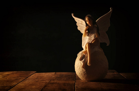 神奇的小仙女坐在石头上的形象