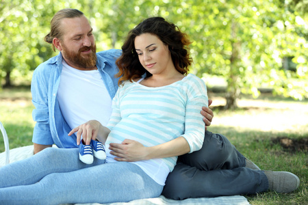 怀孕的妇女和她的丈夫在公园