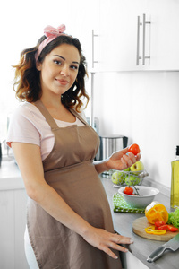 怀孕的女人准备维生素沙拉
