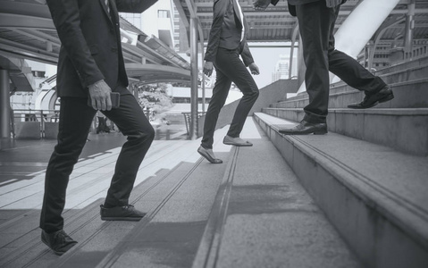 企业高峰一组商务人员在楼梯上行走.高峰时间概念照片