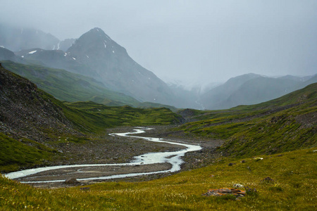 美丽山谷以草原, 河和山在坏天气