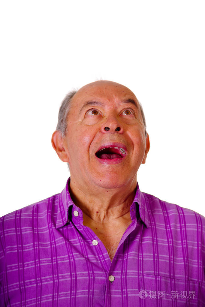 快乐成熟的男人笑的很大声的肖像和穿紫色方形 t 恤在白色的背景