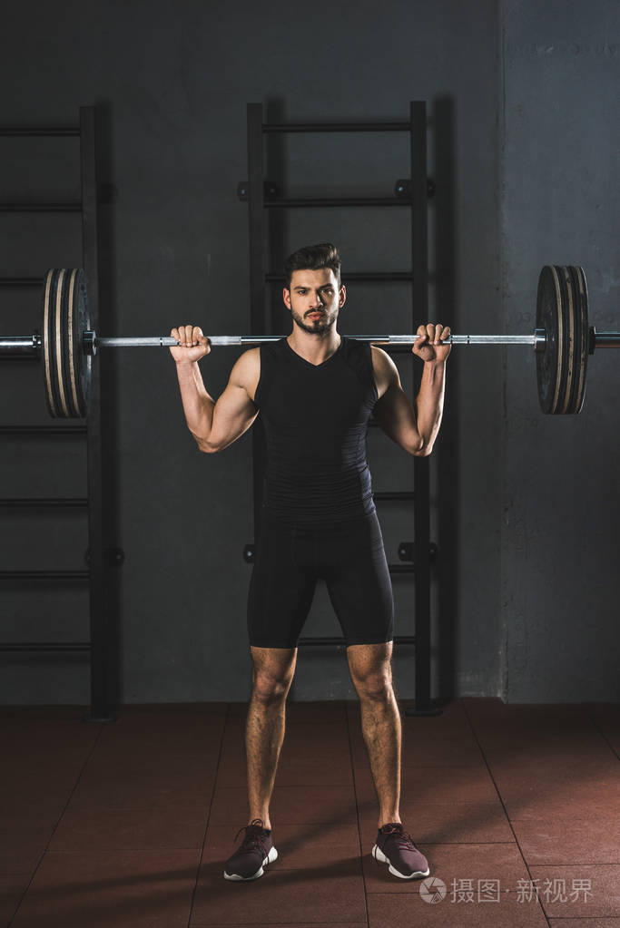 体操运动员肩扛杠铃的前观