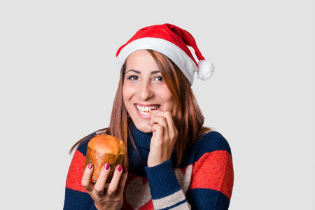 年轻女子品尝潘妮托妮照片