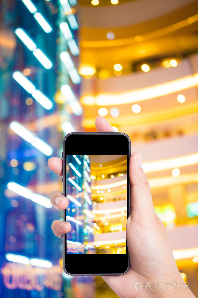 妇女手中拿着空白智能手机和城市夜灯照片-正版商用图片0n2mo3-摄图新