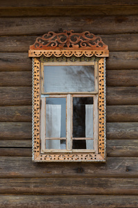 有雕刻的木制饰边的窗口