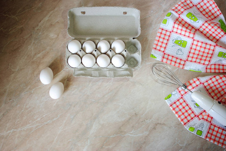 鸡蛋放在餐桌上。大理石桌上的一盘鸡蛋