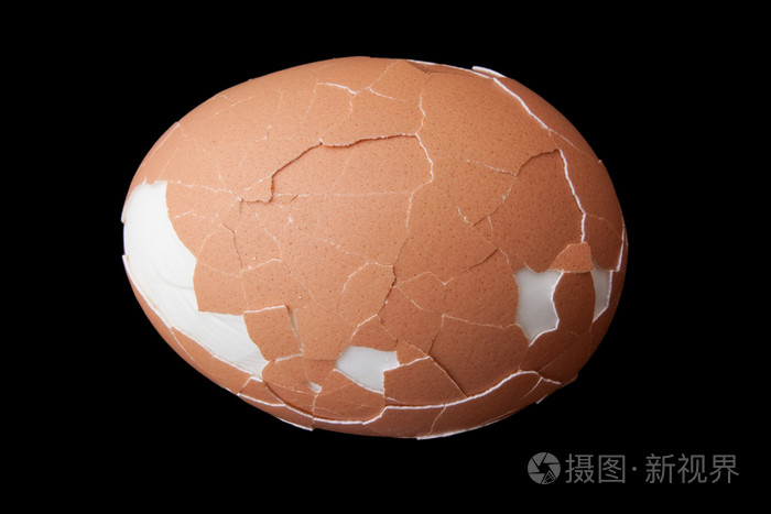 破裂的煮鸡蛋的壳