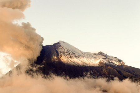 通古拉瓦火山落日