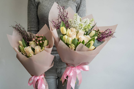 两束玫瑰女人捧着两束时髦的鲜花花束照片