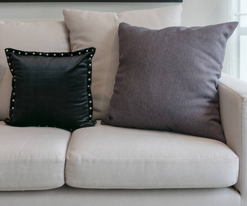 白色的沙发在客厅的黑色和灰色枕头